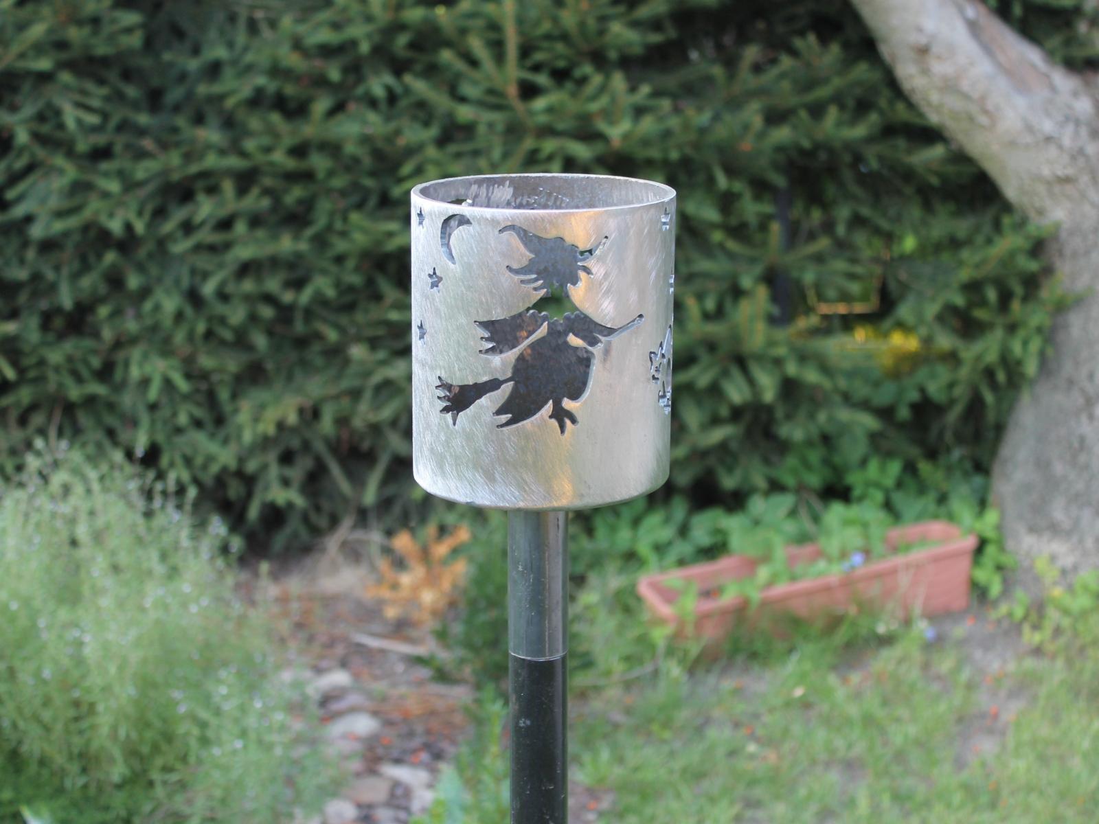 Bild Gartenfackel Hexe auf Besen