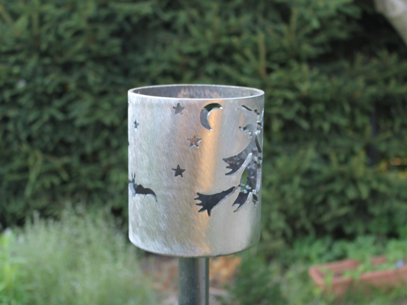 Bild Gartenfackel Hexe auf Besen